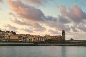 Coucher de soleil sur Collioure et la plage de Boramar avec l’église Notre-Dame-des-Anges