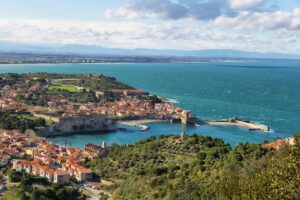 Vue panoramique de la baie de Collioure et du Château Royal